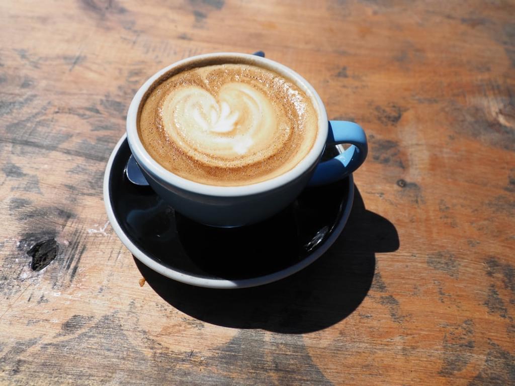El café es conocido como la bebida por excelencia de todas las mañanas, una taza al comenzar el día ayuda a activar tu sistema nervioso, aumentar la concentración, además de acelerar la quema de grasa corporal, e incluso, neutralizar el mal aliento. (Especial) 