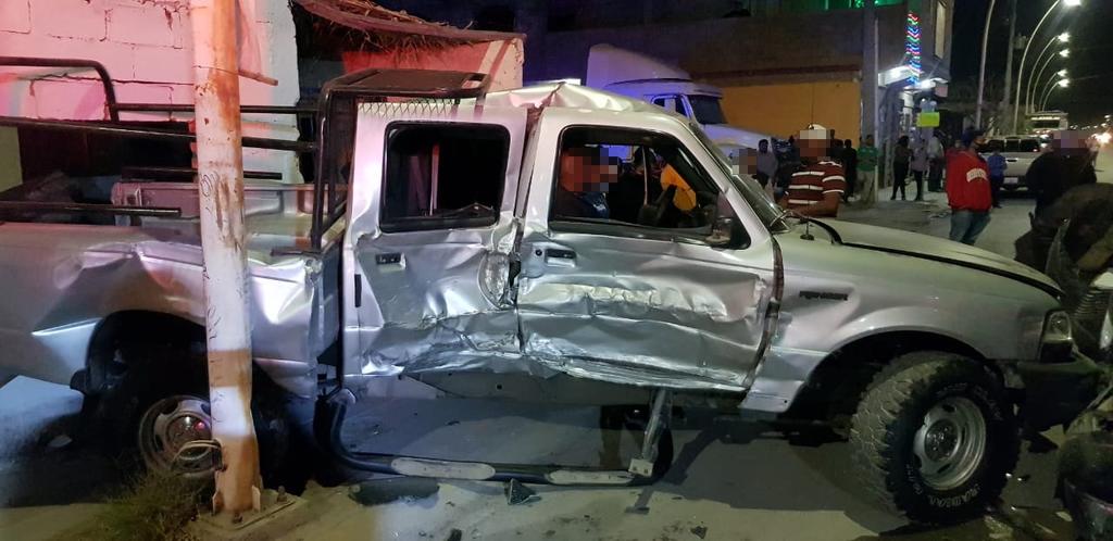 Un fuerte accidente se registró la noche del martes sobre el bulevar Tecnológico, del fraccionamiento San Carlos, del municipio de Lerdo. (EL SIGLO DE TORREÓN)