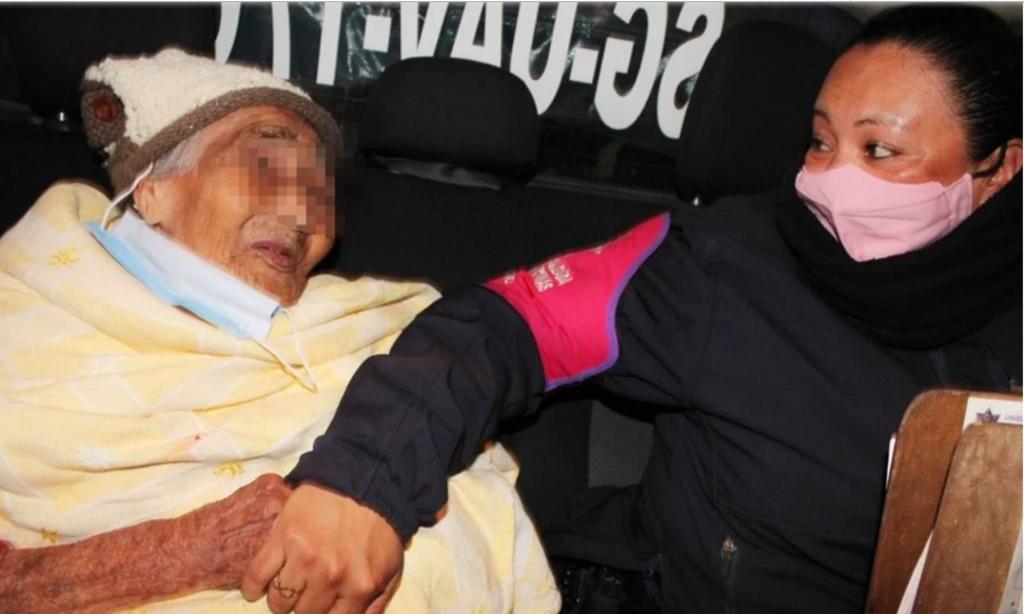Maura, mujer oaxaqueña de alrededor de 90 años de edad, se quedó en la calle, luego de que su hermano murió en el contexto de la pandemia por COVID-19 en la colonia Tablas del Pozo en Ecatepec, Estado de México. (ESPECIAL)