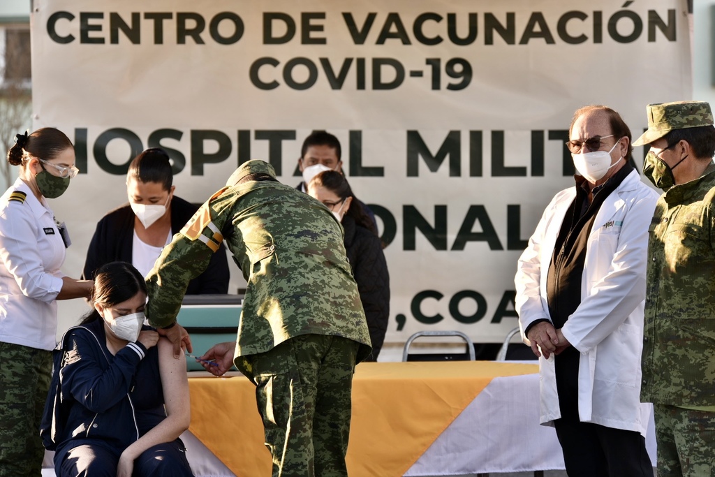 El pasado martes se vacunaron contra el COVID-19 a 440 trabajadores de la salud de diversas instituciones en el Hospital Militar Regional de Torreón, de acuerdo al jefe de la Jurisdicción Sanitaria n.º VI, Juan Pérez Ortega. (ÉRICK SOTOMAYOR)