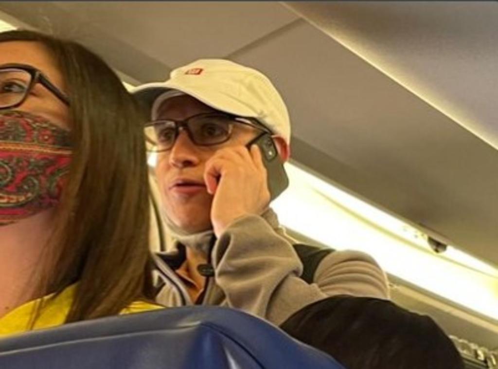El pasado jueves, el periodista Salvador García Soto compartió una fotografía del Subsecretario de Salud, Hugo López-Gatell a bordo de un avión rumbo a Huatulco, Oaxaca. (Especial) 