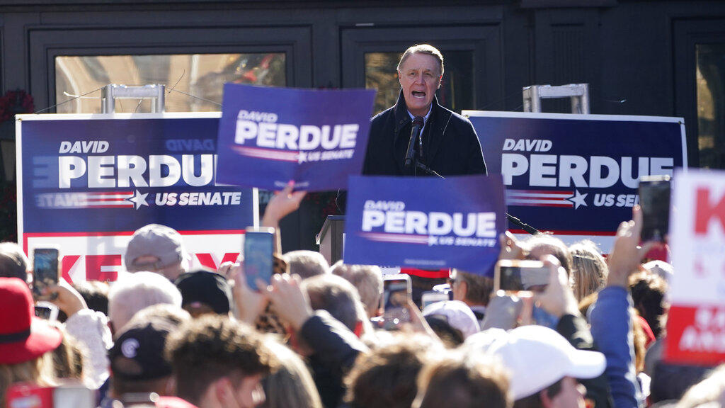 El senador republicano de EUA David Perdue entró este jueves en cuarentena por haber estado en contacto con alguien que ha dado positivo por COVID-19, algo que complica la campaña de su partido cinco días antes de las elecciones clave en el estado de Georgia. (AGENCIA) 
