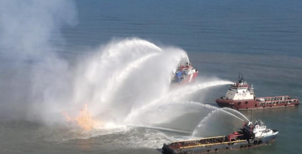 Un gasoducto de petróleo que conecta las plataformas marinas de producción frente a la Terminal Marítima Dos Bocas se incendió, por lo que Petróleos Mexicanos (Pemex) suspendió temporalmente la operación del gasoducto para su posterior reparación. (ESPECIAL)