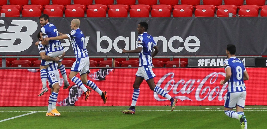 Cristian Portugués (7) celebra luego de marcar el único tanto, en la victoria de Real Sociedad 1-0 sobre Athletic de Bilbao.
