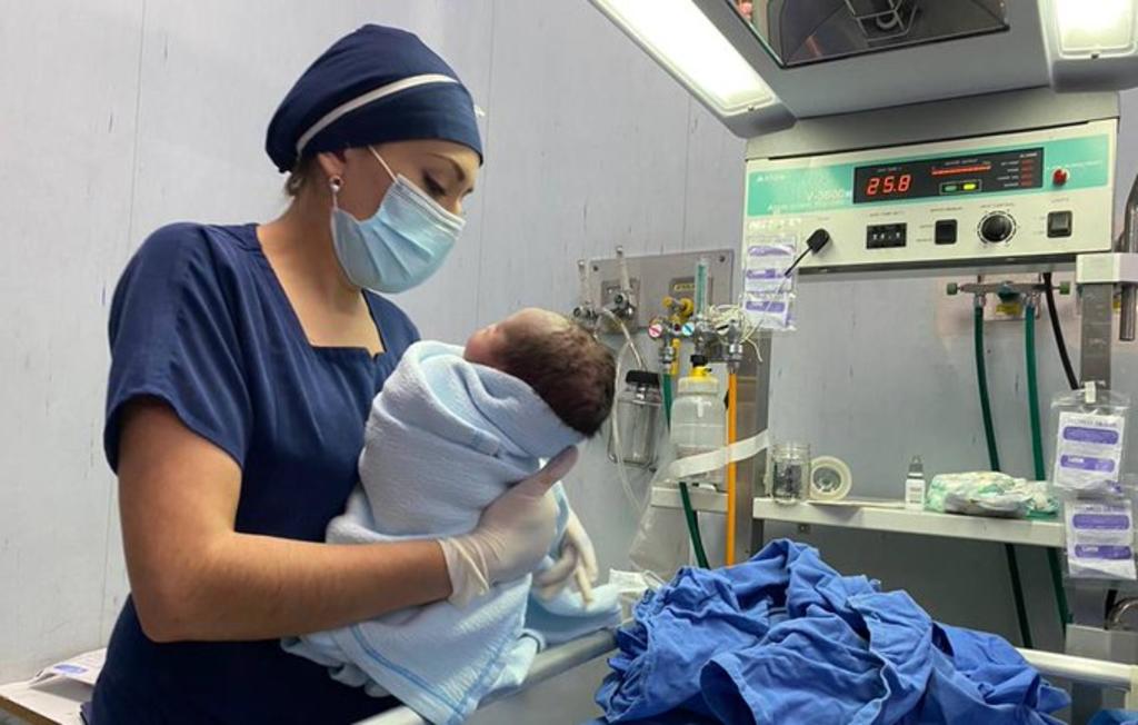 El bebé nació bajo estrictas medidas de protección sanitaria contra el COVID-19 para brindar la seguridad requerida para evitar contagios. (ESPECIAL)