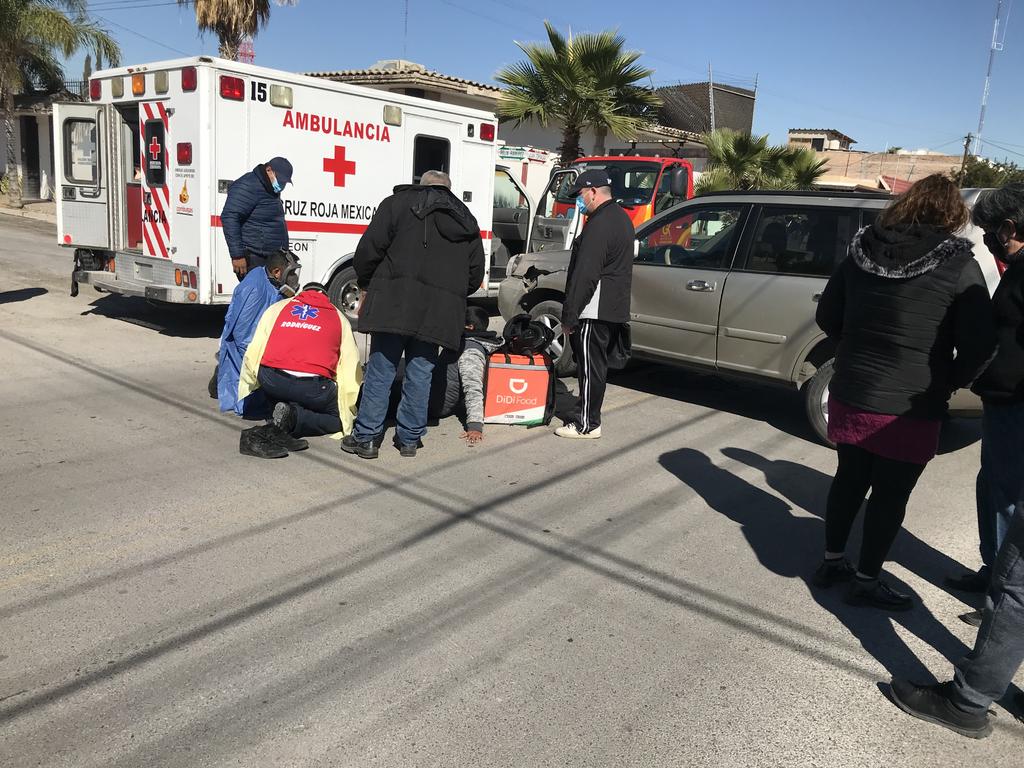 Un repartidor de comida resultó lesionado tras impactar su motocicleta contra un vehículo particular que no respetó el alto en la colonia Ampliación Los Ángeles de la ciudad de Torreón. (EL SIGLO DE TORREÓN)