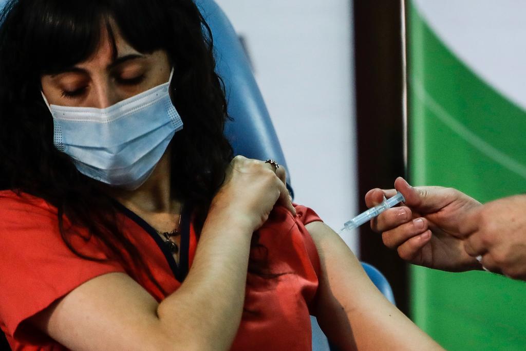 El Ministerio de Salud comunicó este viernes que se han notificado 317 eventos adversos posteriores a la aplicación de 32,013 dosis de la vacuna Sputnik V, en los dos primeros días de la campaña nacional de vacunación contra la COVID-19 que Argentina comenzó el martes pasado. (ARCHIVO)