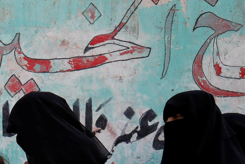 Al menos tres mujeres murieron y otras siete resultaron heridas este viernes al caer un proyectil, de origen desconocido, en una boda en la ciudad yemení de Al Hudeida, uno de los principales frentes en la guerra que sufre al país árabe, informaron fuentes médicas. (AGENCIAS) 
