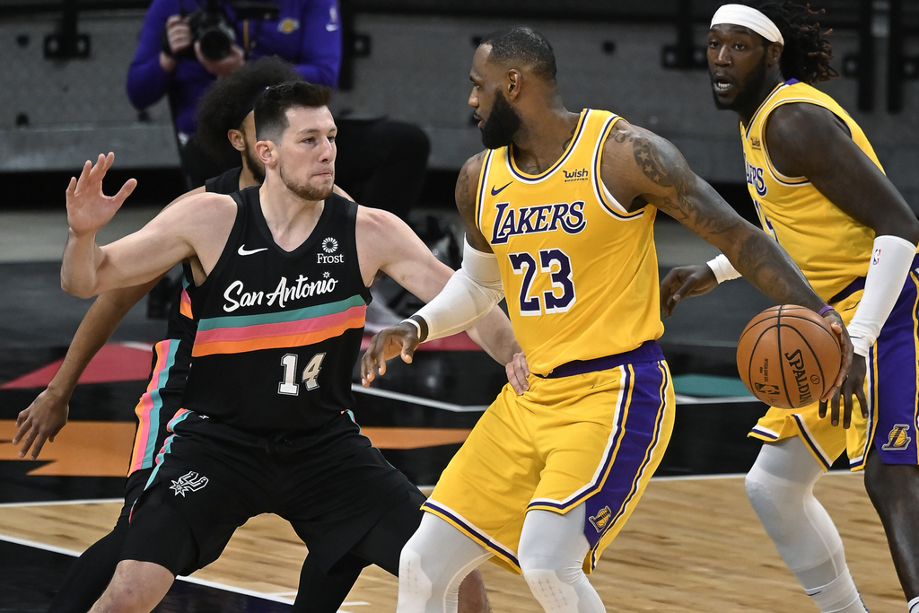 Con una triple decena, LeBron James volvió a ser la 'bujía ofensiva' de los actuales campeones de la NBA, para vencer a San Antonio. (AP)