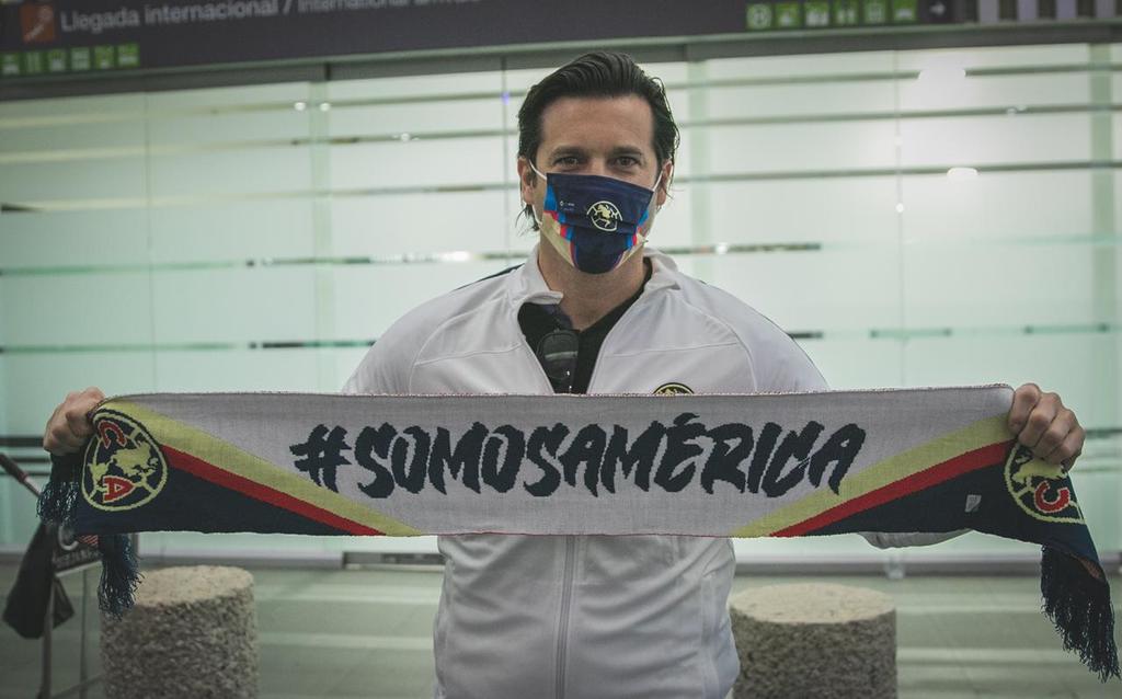 Presumiendo bufanda y cubrebocas azulcrema, el nuevo entrenador Águila arribó a México. (@ClubAmerica)
