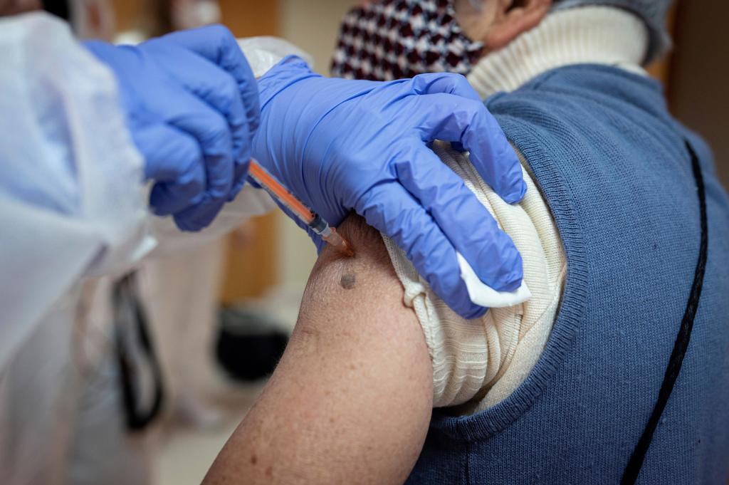 Israel ha vacunado ya contra la COVID-19 a más de un millón de ciudadanos (un 12 % de su población), lo que representa la mayor tasa de inmunización a nivel mundial. (ARCHIVO)