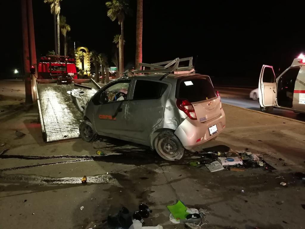 Un conductor que se encontraba en estado de ebriedad volcó su vehículo frente a las instalaciones del Mando Especial de la Laguna, ubicadas en la ciudad de Torreón. (EL SIGLO DE TORREÓN)