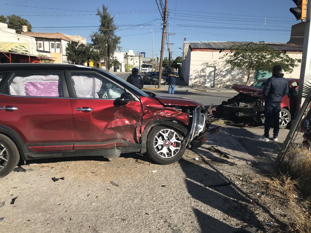 La mañana de este sábado se registró un aparatoso accidente vial en la zona centro de la ciudad de Torreón que dejó como saldo una persona lesionada. (EL SIGLO DE TORREÓN)