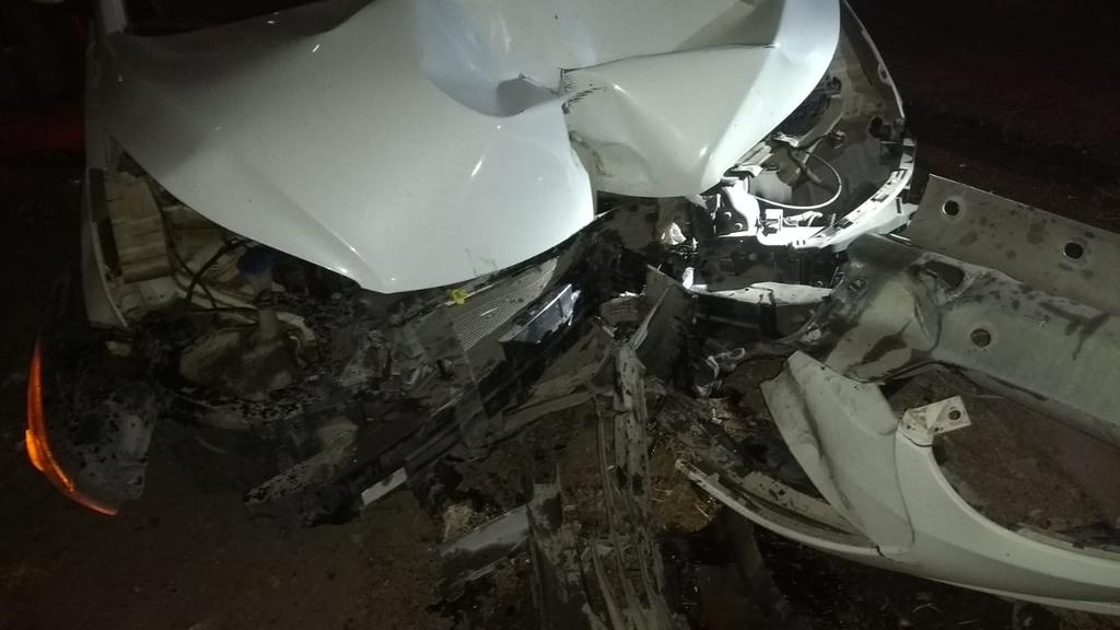 Una conductora en estado de ebriedad derribó dos señalamientos viales al perder el conteo de su vehículo y subirse a un camellón frente a las instalaciones de la Feria de Torreón. (EL SIGLO DE TORREÓN)