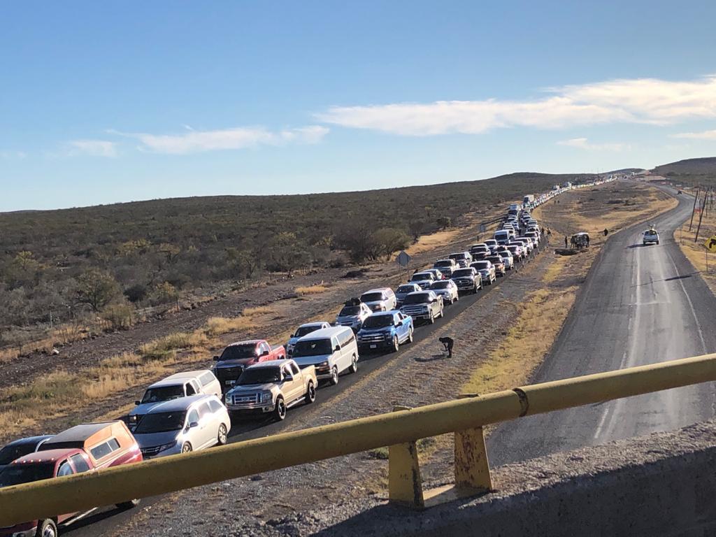 Tras concluir las celebraciones de Navidad y Fin de Año, los cientos de paisanos iniciaron su retorno hacia los Estados Unidos y con ello, se han generado kilométricas filas en la carretera federal 57, particularmente en la ex garita del kilómetro 53 donde se localizan las instalaciones de Banjercito y un puesto de revisión militar. (ESPECIAL) 