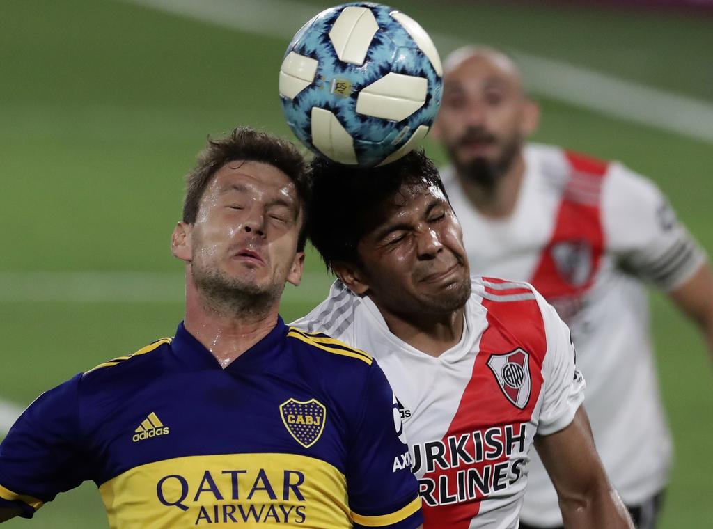 Boca Juniors y River Plate registraron esta noche un empate 2-2 en una nueva edición del superclásico disputado en el estadio 'La Bombonera' y dejó abierta la definición del Grupo A de la Zona Campeonato de la Copa Diego Maradona. (ESPECIAL) 