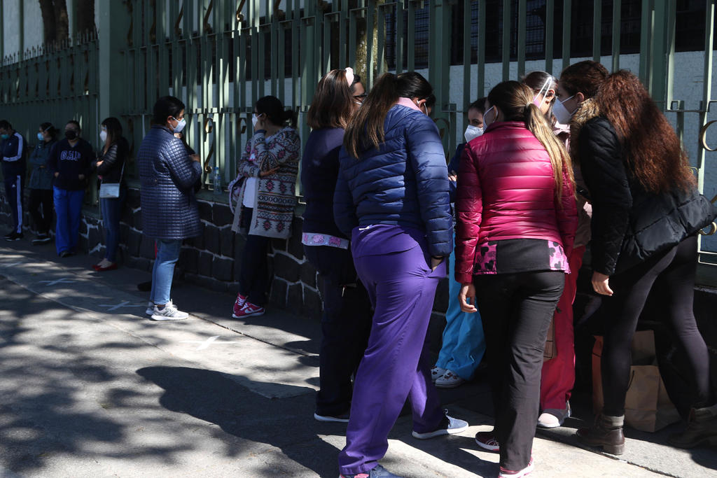La jefa de Gobierno de la Ciudad de México, Claudia Sheinbaum Pardo, informó que hasta la fecha han sido vacunados contra el coronavirus 28 mil 30 trabajadores de la salud de todas las instituciones. (ESPECIAL) 
