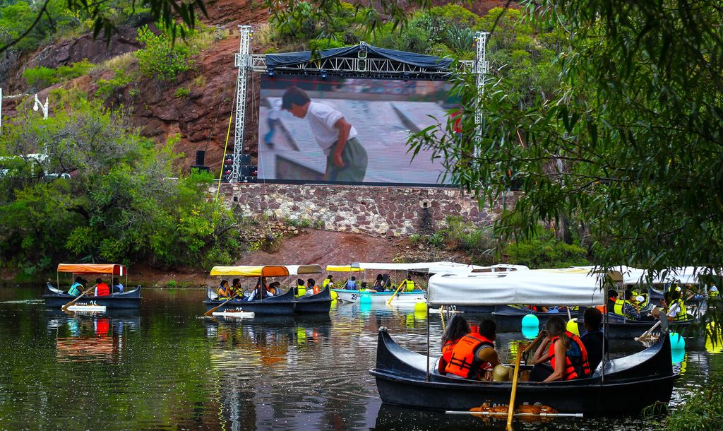 Novedad. El Guanajuato International Film Festival (GIFF) colocó una pantalla en la presa de la Olla.