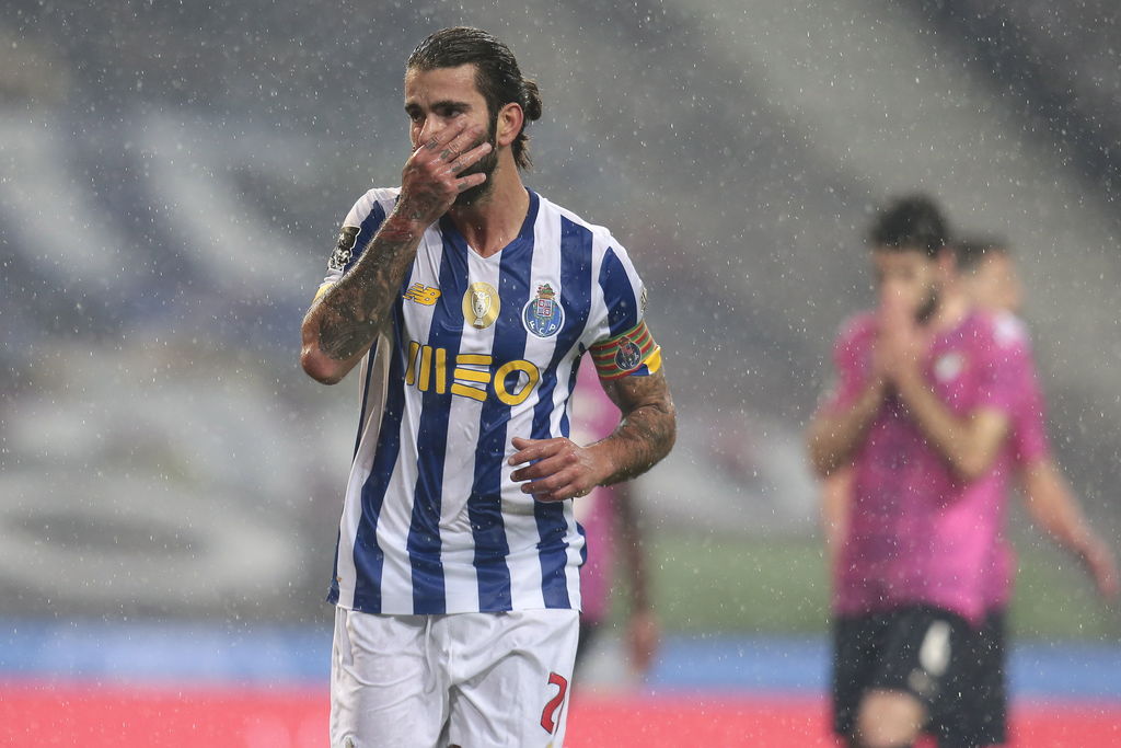 Sergio Oliveira anotó de penal el primer gol del Porto. (EFE)