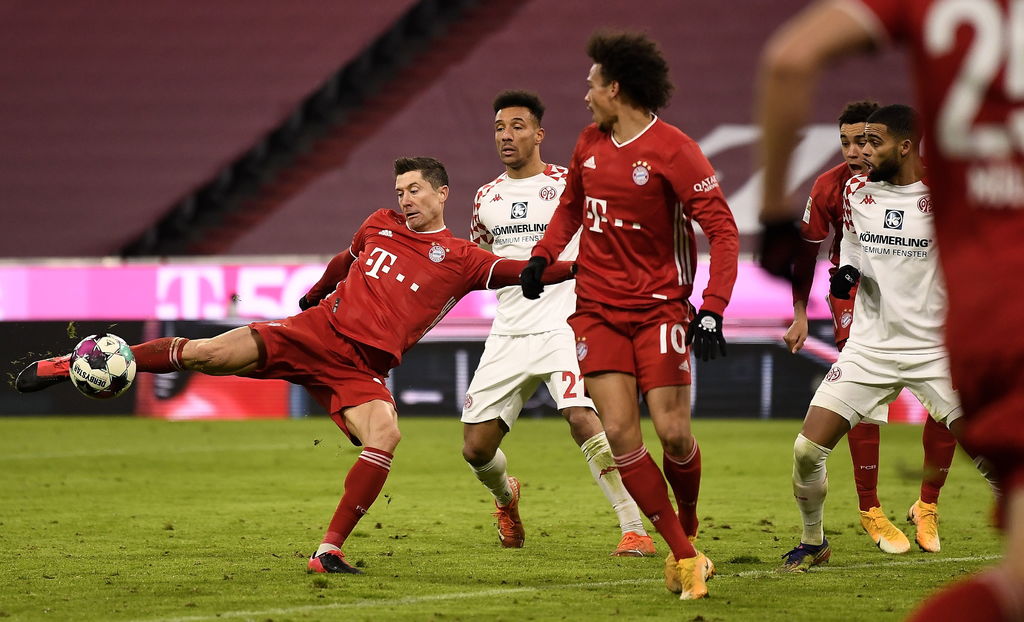 Robert Lewandowski dispara para marcar el quinto tanto del Bayern, en la goleada 5-2 sobre el Mainz. (EFE)