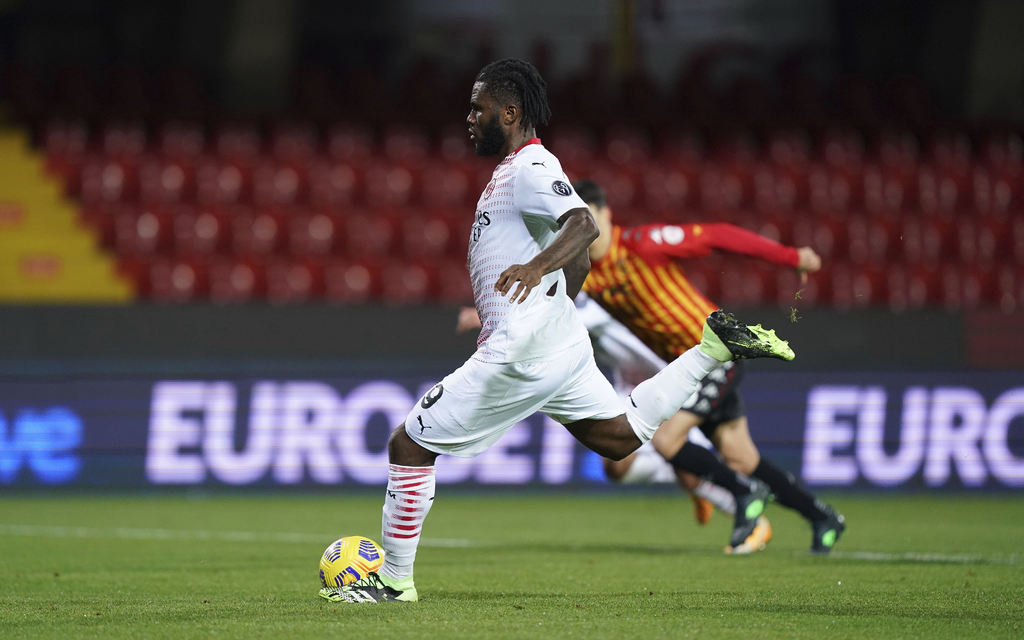 Franck Kessié anotó de penal el primer tanto para el Milan, en la victoria 2-0 sobre el Benevento. (AP)