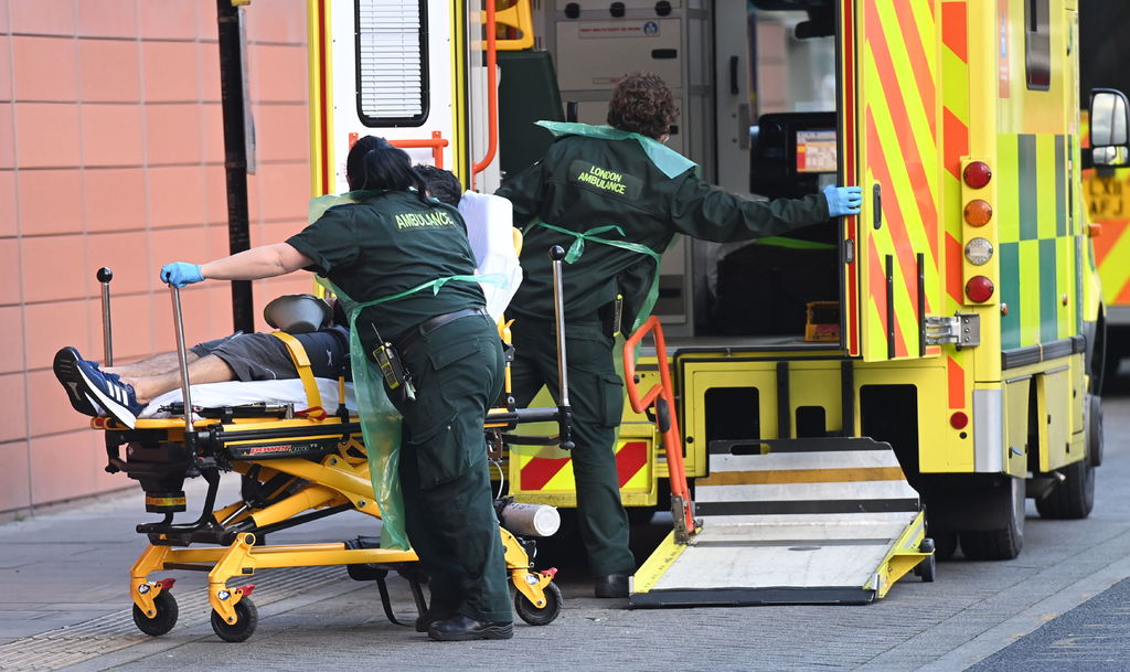 Un británico es trasladado de emergencia a un hospital. (EL SIGLO DE TORREÓN) 