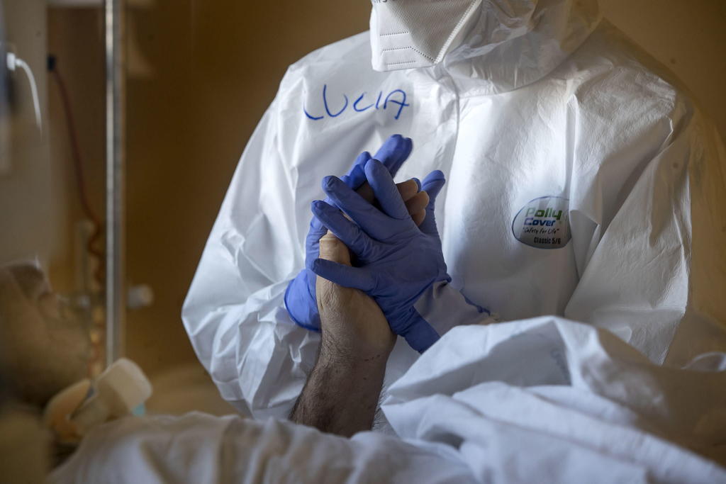 Italia ha sumado 10,800 nuevos casos de coronavirus y 348 fallecidos en las últimas 24 horas, y la tasa de positividad (porcentaje de positivos entre todos los test realizados) se sitúa en el 13.8 %, informó hoy el Ministerio de Sanidad. (ARCHIVO) 
