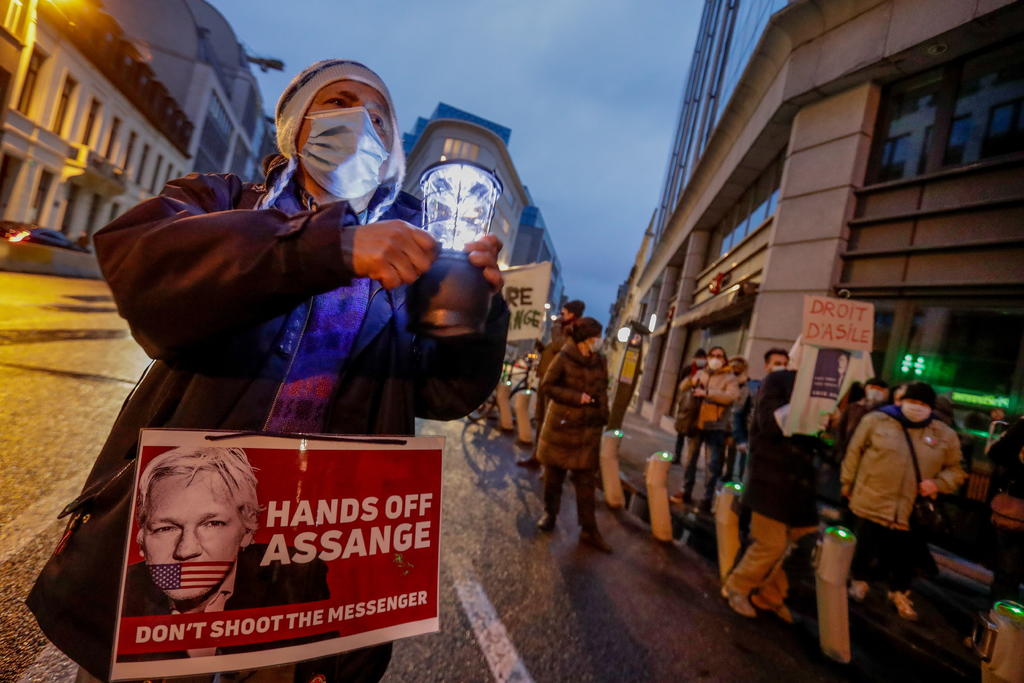Ni el frío acuciante ni una pandemia desbocada lograron este lunes apagar la explosión de júbilo que estalló fuera del tribunal penal londinense de Old Bailey tras anunciarse el fallo que impide la extradición a Estados Unidos de Julian Assange por motivos de salud. (EFE) 