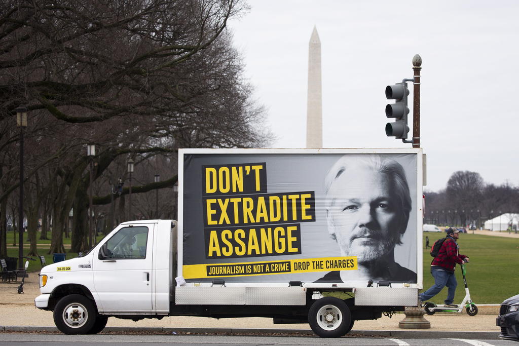 El asilo político que el Gobierno mexicano le ofreció este lunes a Julian Assange, fundador del portal Wikileaks, sorprendió a la comunidad internacional y podría crear nuevos roces con Estados Unidos, pese a ser parte de la 'tradición' de acogida del país latinoamericano. (EFE)