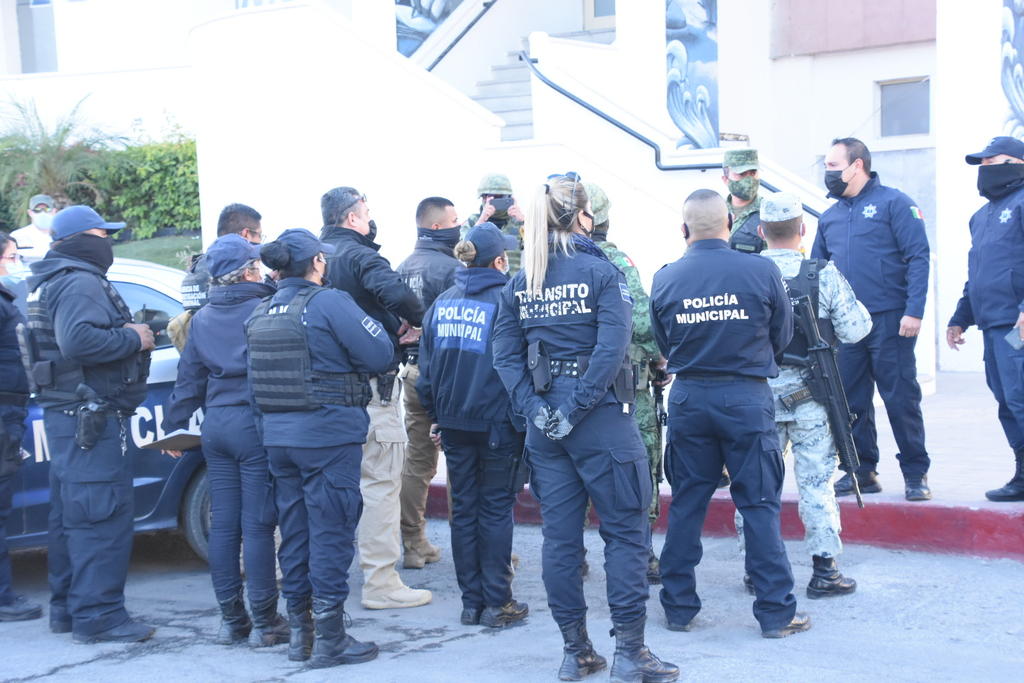 Paredes López informó que los elementos detenidos son cadetes de la academia de policía municipal, quienes ya habían presentado los exámenes psicométricos, psicológicos y de control y confianza, y las habían aprobado.