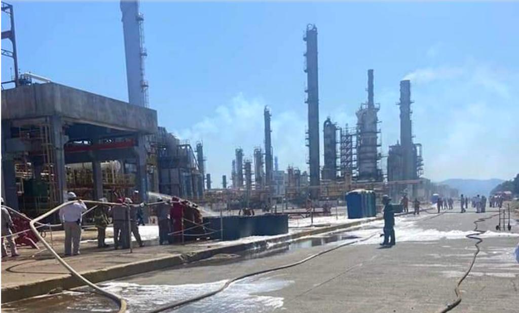 Trabajadores de Petróleos Mexicanos (Pemex) reportaron este lunes una serie de explosiones y un incendio en la planta Primaria 1 de la refinería 'Antonio Dovalí Jaime', del puerto de Salina Cruz. No hubo lesionados, señalaron. (ARCHIVO)