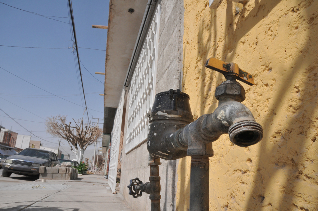 Mientras unos vecinos batallan con la baja presión de agua, otros ni siquiera cuentan con el servicio. (EL SIGLO DE TORREÓN)
