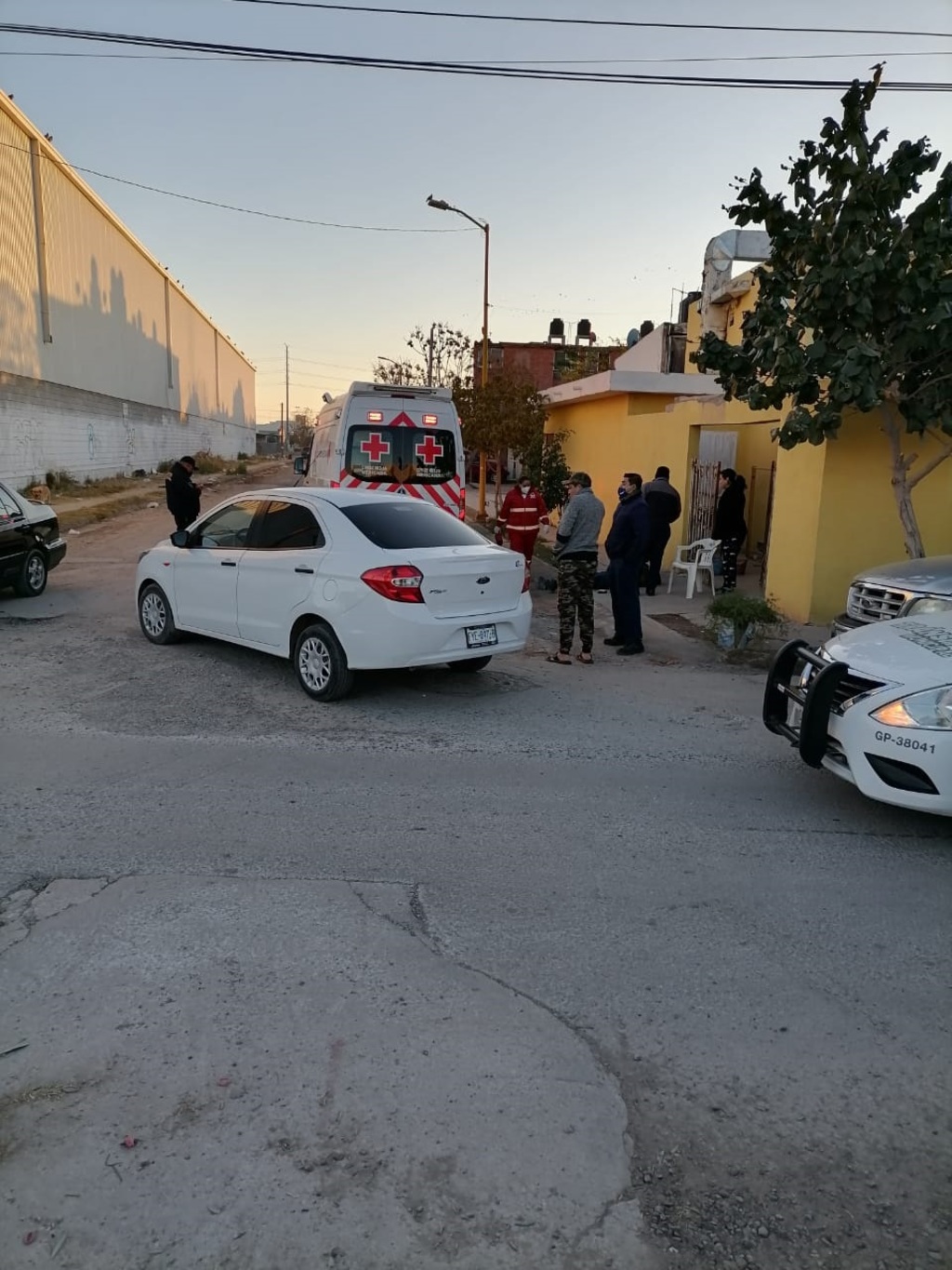 Fueron testigos del accidente quienes solicitaron una ambulancia, ya que el motociclista terminó en el pavimento malherido. (EL SIGLO DE TORREÓN)