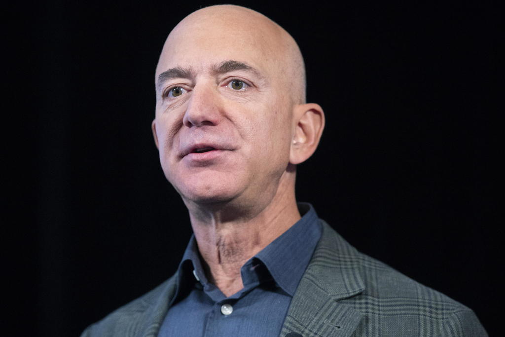 Jeff Bezos, director general de Amazon y el hombre más acaudalado del mundo, realizó la mayor donación caritativa de 2020, un donativo de 10,000 millones de dólares con el objetivo de ayudar a combatir el cambio climático, según el reporte de una publicación especializada. (ARCHIVO) 
