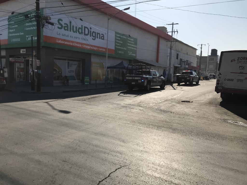 Los hechos ocurrieron cerca de las 10:30 horas en las instalaciones de “Salud Digna”, ubicadas en el cruce de la avenida Presidente Carranza y la calle Juan Antonio de la Fuente. (EL SIGLO DE TORREÓN)