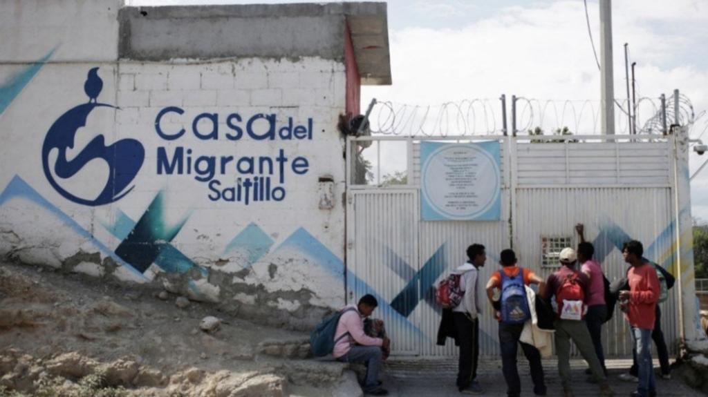 Luego de cerrar sus puertas ante un brote de COVID-19, la Casa del Migrante de Saltillo abrió de nuevo las instalaciones para recibir a migrantes a un 50 % de su capacidad. (ARCHIVO)