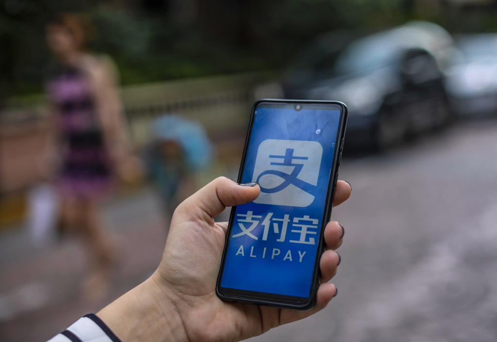 El presidente saliente de Estados Unidos, Donald Trump, firmó este martes un decreto que prohíbe las transacciones con ocho aplicaciones informáticas de pago chinas, entre ellas Alipay, WeChat Pay y OO Wallet.