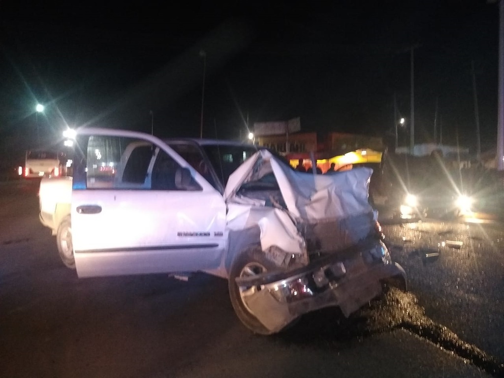 Al lugar del accidente acudieron los agentes de la policía municipal y paramédicos de la Cruz Roja de Lerdo. (EL SIGLO DE TORREÓN)