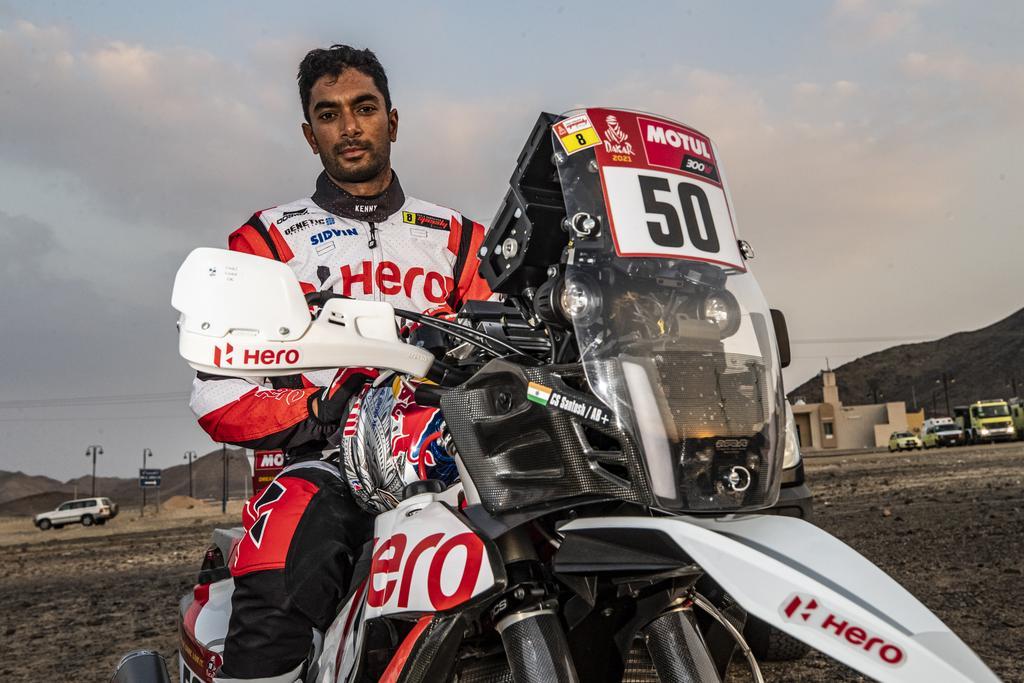 El piloto indio Chunchunguppe Shivashankar Santosh se encuentra en estado de coma inducido en un hospital de Riad tras sufrir un accidente durante la cuarta etapa del rally Dakar, informó el equipo Hero.(ESPECIAL) 