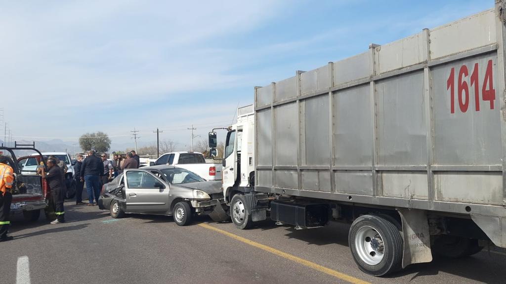 El auto en el que viajaba se impactó contra la camioneta en la que se transportaba el vicefiscal Daniel Rocha. (EL SIGLO DE TORREÓN)