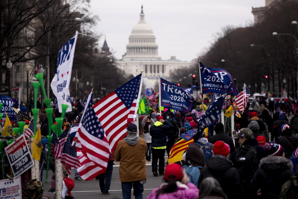 Miles de seguidores del presidente saliente de EUA se concentraron ante el Capitolio en Washington y derribaron varias vallas de seguridad, lo que generó choques con la Policía y caóticas escenas. (EFE)