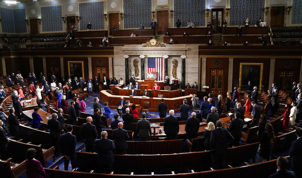 El Congreso de EUA retomó este miércoles su sesión para corroborar el resultado de las elecciones de noviembre, después del extraordinario asalto al Capitolio por parte de los seguidores del presidente Donald Trump, que concluyó con una fallecida y numerosos destrozos en la sede del Legislativo. (ESPECIAL) 