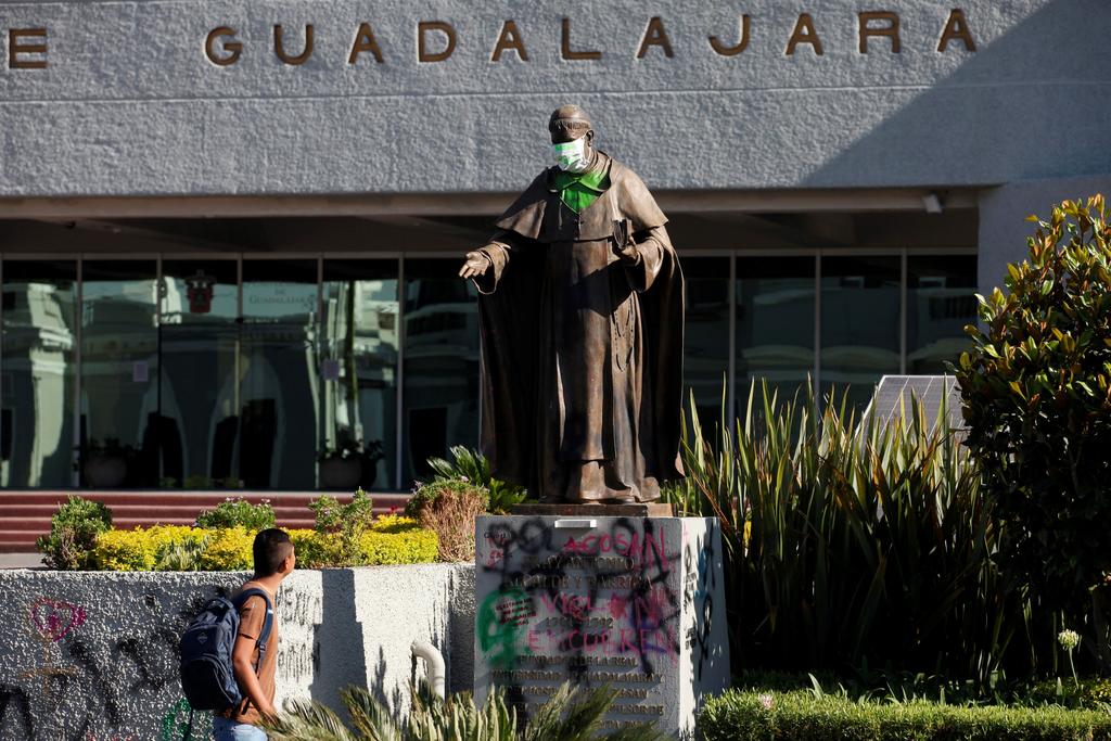  La Universidad de Guadalajara anuló los resultados de la Prueba de Aptitud Académica aplicada a los aspirantes a licenciatura los días 19, 20 y 21 de noviembre de 2020 debido a que una parte de esta circuló por redes sociales, generando desventajas en el proceso de admisión de más de 25 mil alumnos. (ARCHIVO)