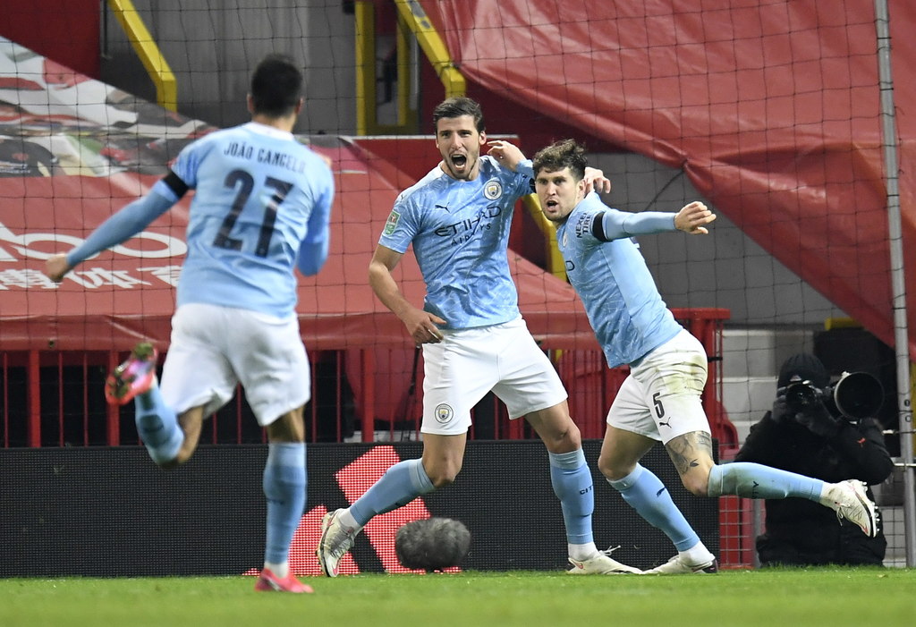 Jugadores del Manchester City celebran tras el primer gol del juego, en el triunfo 2-0 sobre el United. (EFE)