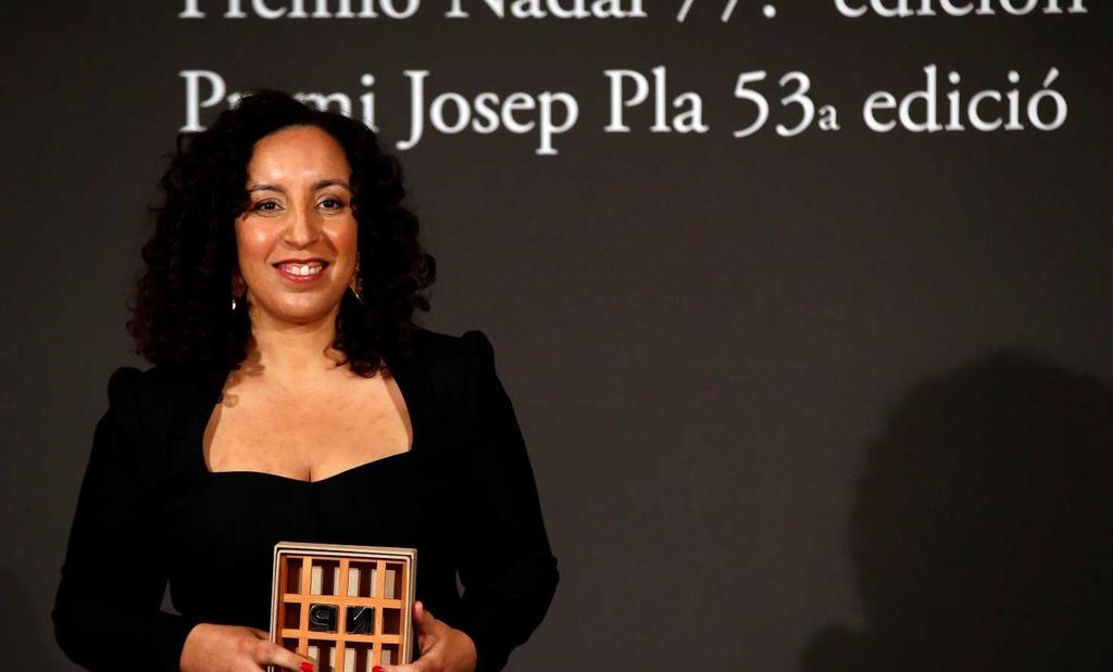 La escritora española de origen marroquí Najat El Hachmi ganó ayer miércoles el 77 Premio Nadal (el más antiguo de España) con la novela 'El lunes nos querrán'.  (ESPECIAL)    
