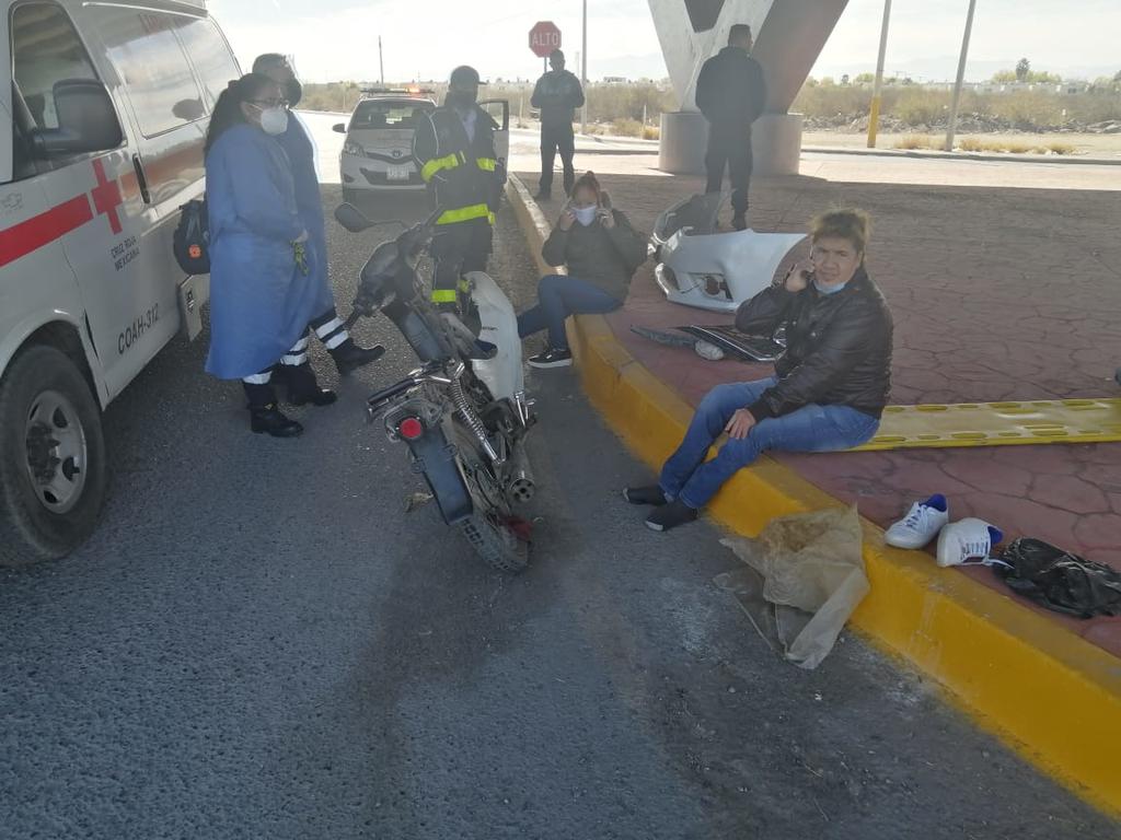 Motociclista y su acompañante resultaron lesionados el mediodía de este jueves al ser impactados por un automóvil en el crucero del bulevar Torreón-Matamoros, debajo del puente El Esterito, en los límites entre Torreón y Matamoros. (EL SIGLO DE TORREÓN)