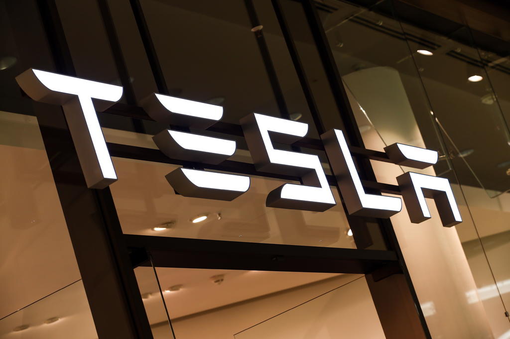 El fabricante de vehículos eléctricos Tesla continuó este jueves con su espectacular escalada en Wall Street y superó en capitalización bursátil a Facebook, convirtiéndose en la quinta empresa con mayor valoración del parqué. (ARCHIVO)