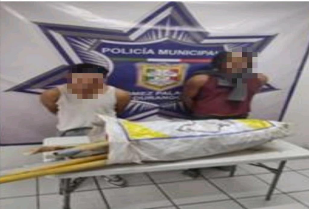 Elementos de la Dirección de Seguridad y Protección Ciudadana realizaron la detención de dos hombres, a quienes descubrieron apoderándose de diversos objetos de la Expo Feria de Gómez Palacio. (EL SIGLO DE TORREÓN)