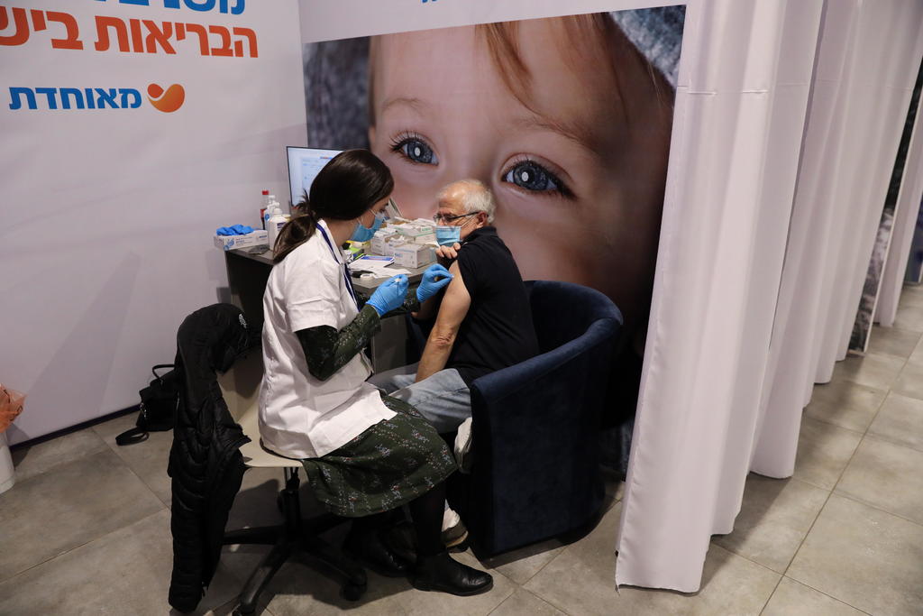 Israel tuvo que disminuir la vacunación para mantener reservas. (EFE) 