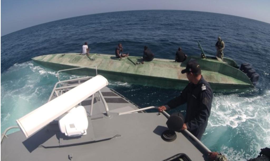 La Marina Armada de México aseguró frente a la costa de Bahías de Huatulco, Oaxaca, una embarcación tipo semisumergible que transportaba 106 bultos con presunta cocaína y detuvo a cuatro tripulantes de origen colombiano. (ESPECIAL) 